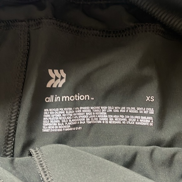 Women’s running camo shorts. Never worn - Picture 6 of 9